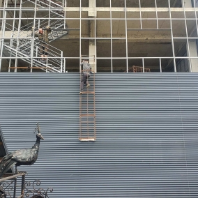 Процесс монтажа профнастила ВП-20 на фасад здания