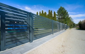 Garduri metalice: împrejmuire fermă și frumoasă
